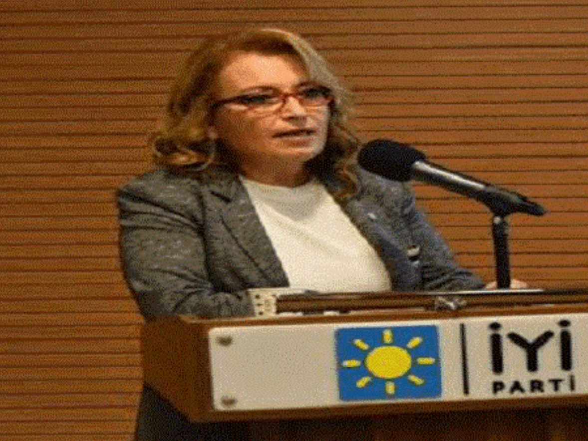 İstanbul Milletvekili Sitem Dolu Sözlerle İstifa Ettiğini Açıkladı Gözler Genel Başkanda