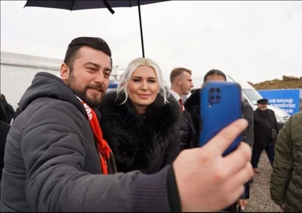 Belediye Başkan Adayı gösterildi! Tarzı ile herkesin dikkatini çekti