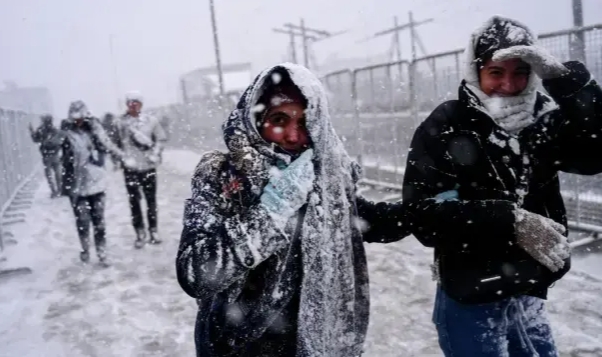 Pazartesi Günü Okullar Açılacak mı?