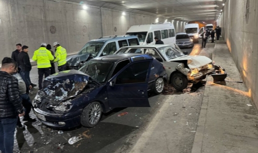 13 araç zincirleme kaza yaptı