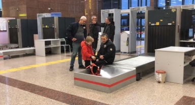 6 yaşındaki çocuğun çantası polisi alarma geçirdi