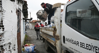 AKHİSAR BELEDİYESİ SOĞUK KIŞ GÜNLERİNDE YUVALARI ISITMAYA DEVAM EDİYOR