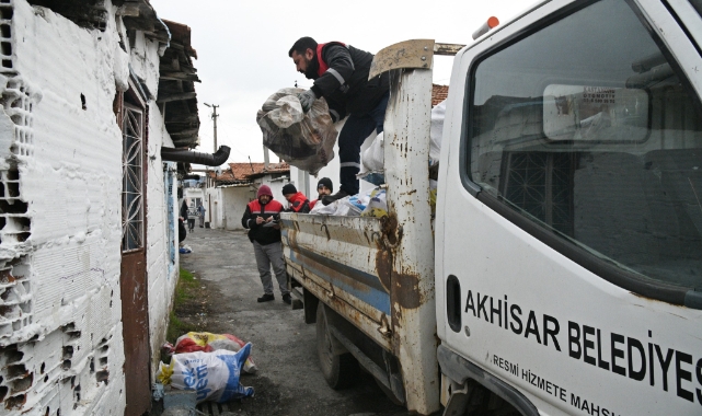 AKHİSAR BELEDİYESİ SOĞUK KIŞ GÜNLERİNDE YUVALARI ISITMAYA DEVAM EDİYOR