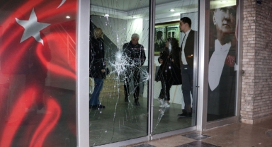 Antalya'da CHP il binasına taşlı saldırı