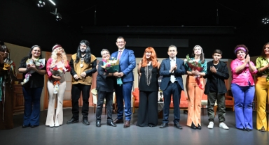 “Asla Geç Değil” tiyatro oyunu Kemer'lili İzleyiciden büyük alkış topladı