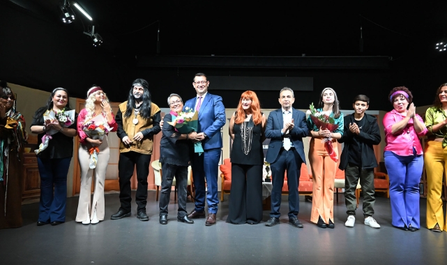 “Asla Geç Değil” tiyatro oyunu Kemer'lili İzleyiciden büyük alkış topladı