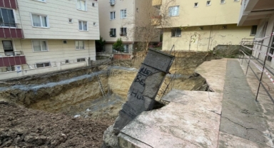 Avcılar’da 4 katlı bir binanın istinat duvarı çöktü