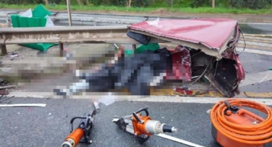 Bariyerlere çarpan otomobil adeta dağıldı