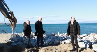 Burhaniye Belediye Başkanı Deveciler Duyarsız Kalmadı Ören Plajı'nda Yapılan Beton Seti Yıktı