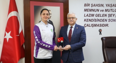 Burhaniye Belediyesi 2.Voleybol Turnuvası Katılımcılarından Başkan Deveciler'e Ziyaret