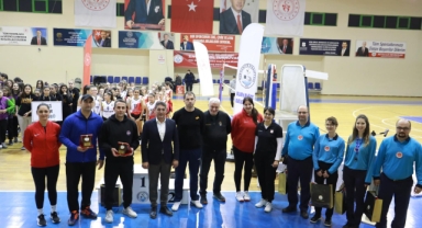 BURHANİYE BELEDİYESİ 2. VOLEYBOL TURNUVASININ ÖDÜL TÖRENİ YAPILDI 