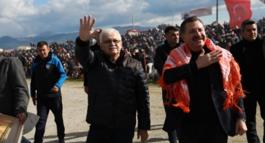 BURHANİYELİLER DEVE GÜREŞİ HEYECANINI DOYASIYA YAŞADI  