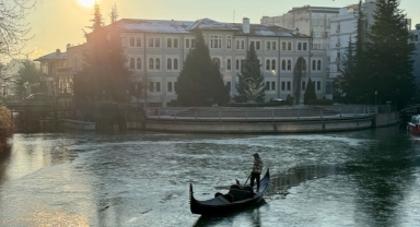 Eskişehir'de Porsuk Çayı'nın yüzeyi buz tuttu!