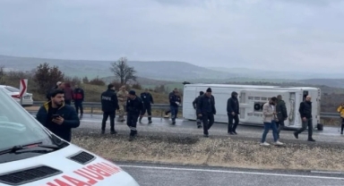 Futbolcuları taşıyan araç devrildi