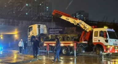 Gaziantep'te TIR üst geçide sıkıştı