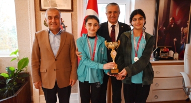 Genç masa tenisi sporcularından Kemer Belediye Başkanı Topaloğlu’na ziyaret