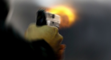 Hacze gelen polisi bacağından vurdu