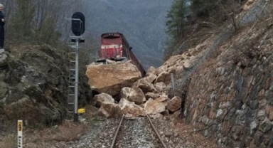 Heyelan sonrası yük treni raydan çıktı