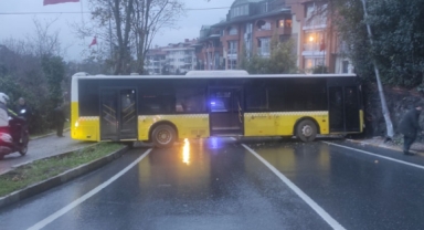 İETT otobüsü duvara çarptı
