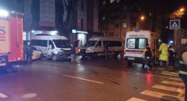 İzmit'te servis minibüsü ile otomobil çarpıştı
