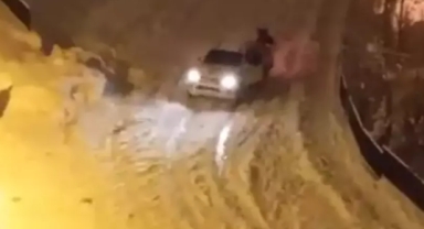 Kamyonetin altında kalmaktan son anda kurtuldu