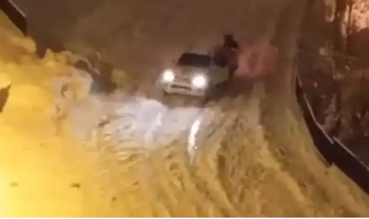 Kamyonetin altında kalmaktan son anda kurtuldu
