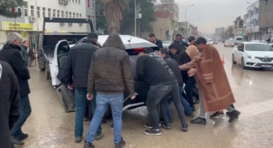 Kaza yapan aracı sallayarak yüklemeye çalıştılar