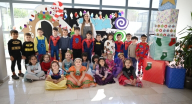 Kemer Belediye Başkanı Necati Topaloğlu, minik öğrencilerin yılbaşı heyecanına ortak oldu