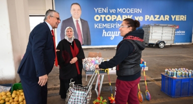 Kemer Belediye Başkanı Necati Topaloğlu’ndan pazar esnafına ziyaret 