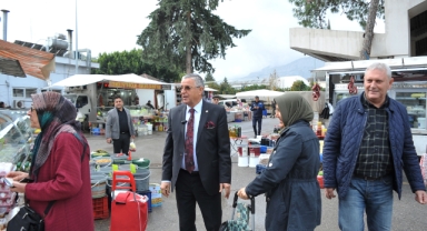 Kemer Belediye Başkanı Necati Topaloğlu, pazar esnafını ziyaret etti