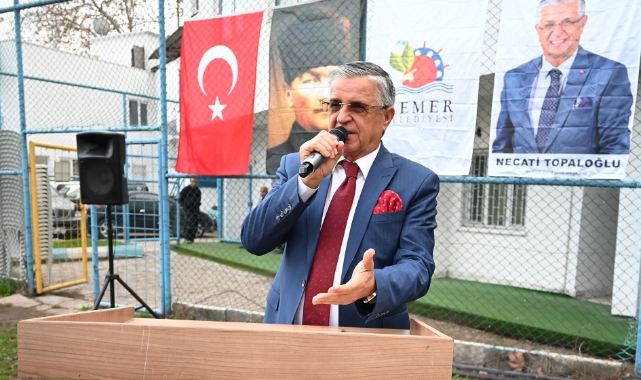 Kemer Belediyesi Futbol Okulu'nda formalar dağıtıldı