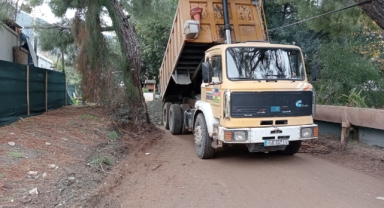Kemer Çıralı’da bozulan yollara parke taşı döşeniyor