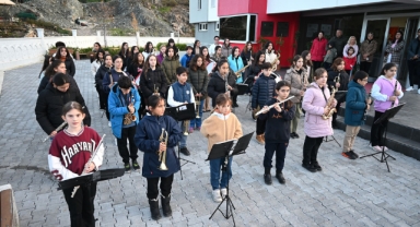 Kemer'de Geleceğin müzisyenleri şehitler için İstiklal Marşı’nı seslendirdi