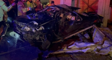 Kontrolden çıkan otomobil üst geçide çarptı