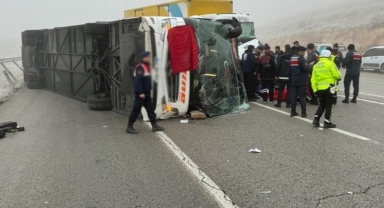 Malatya'da devrilen yolcu otobüsüne tır çarptı