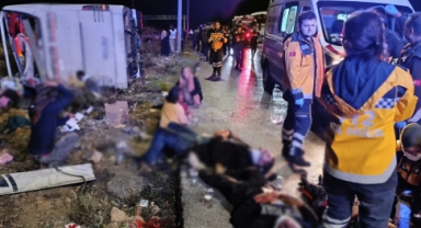 Mersin'de bariyerlere çarpan yolcu otobüsü takla attı