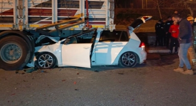 Otomobil tıra ok gibi saplandı