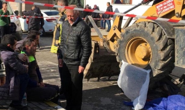 Sinirlenen müşteri iş makinesiyle restoranı yıktı