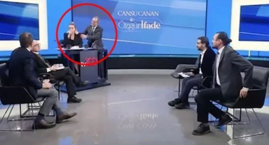 Sunucunun canlı yayında boğazına kuru yemiş kaçtı