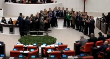 TBMM'de alkışlarla protesto etti