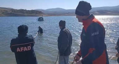 Traktörünü göle soktu sebebi şaşkınlık yarattı