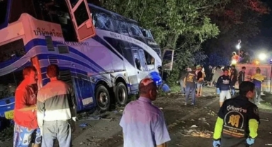 Turistleri taşıyan otobüs kamyonla çarpıştı