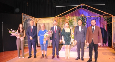 ‘Yatak Odası Sırları’ Adlı Tiyatro Oyunu Kartal’da Sahnelendi