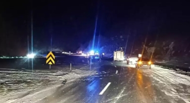 Buzlanma nedeniyle 3 araç şarampole yuvarlandı