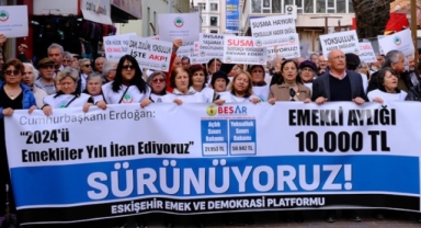 AKP binasına yürümek isteyen emeklilere polis engeli