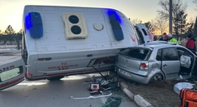 Ambulans kaza yaptı
