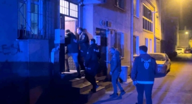 Anne baba ve kardeşini tüfekle öldürdü