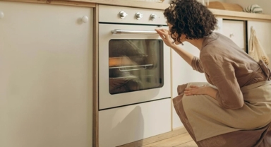 Annesi bebeği beşik yerine fırına koydu 