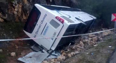 Antalya'da yolcu otobüsü devrildi