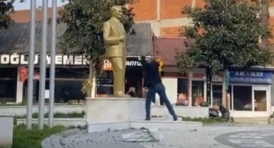 Atatürk büstüne baltayla saldırmıştı